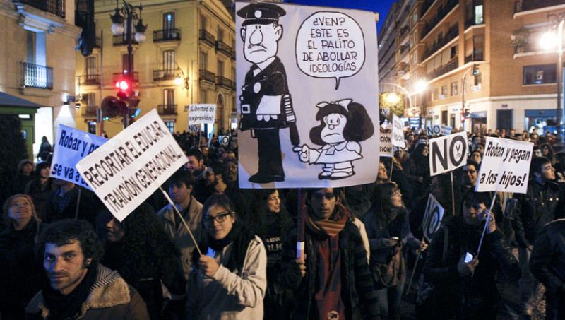 Miles de estudiantes valencianos reivindican una educación pública de calidad