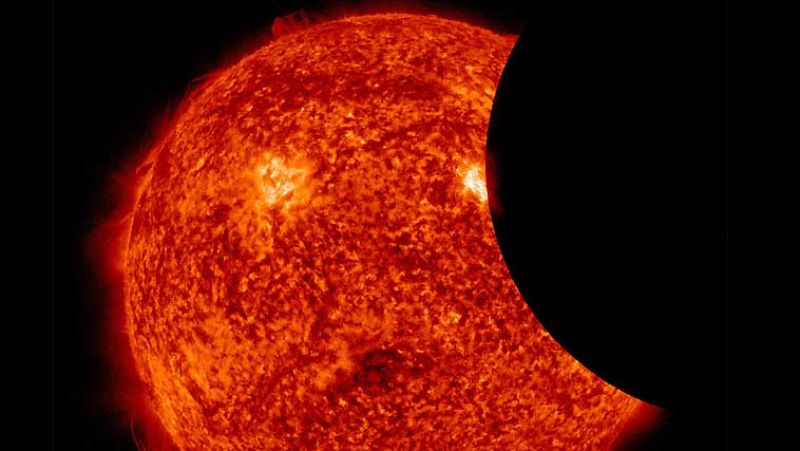 Un eclipse de Sol visto desde el espacio