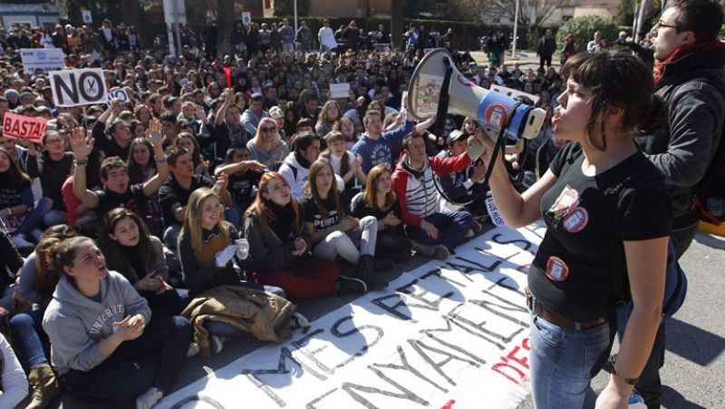 Los estudiantes valencianos vuelven a concentarse frente a la Consejería de Educación