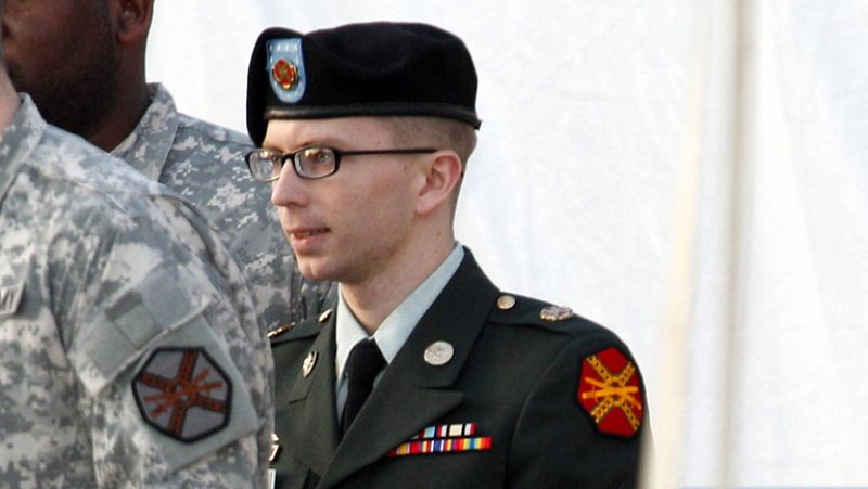 Manning evita declararse culpable o inocente en la primera fase de su consejo de guerra