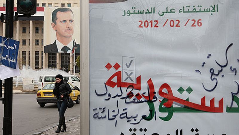 Los sirios votan la nueva constitución de Asad en medio de un clima de preguerra civil
