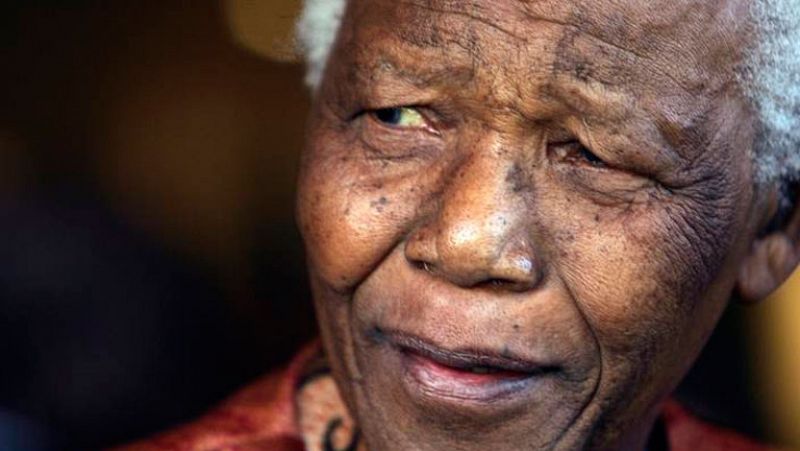 Nelson Mandela ingresado por un dolor abdominal