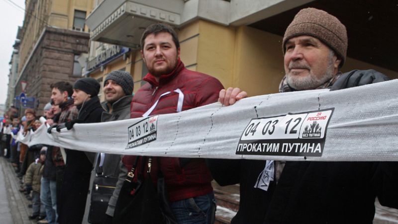 Miles de opositores forman una cadena humana en torno al centro de Moscú
