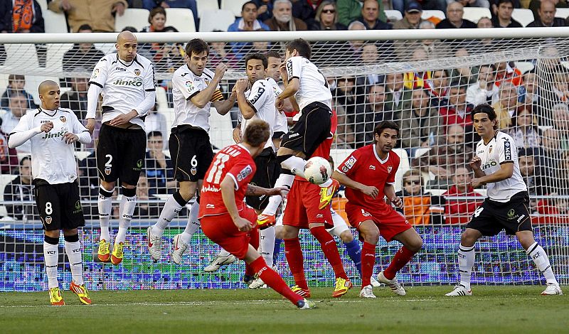 El Sevilla remonta en casa del Valencia (1-2)