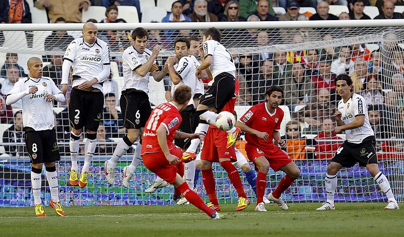 El Sevilla remonta en casa del Valencia (1-2)