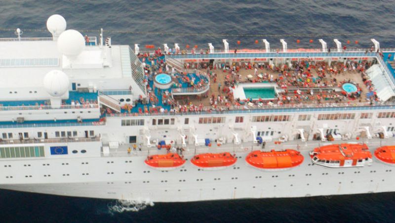 Un barco de la compañía Costa, con 15 españoles a bordo, remolcado en las Seychelles
