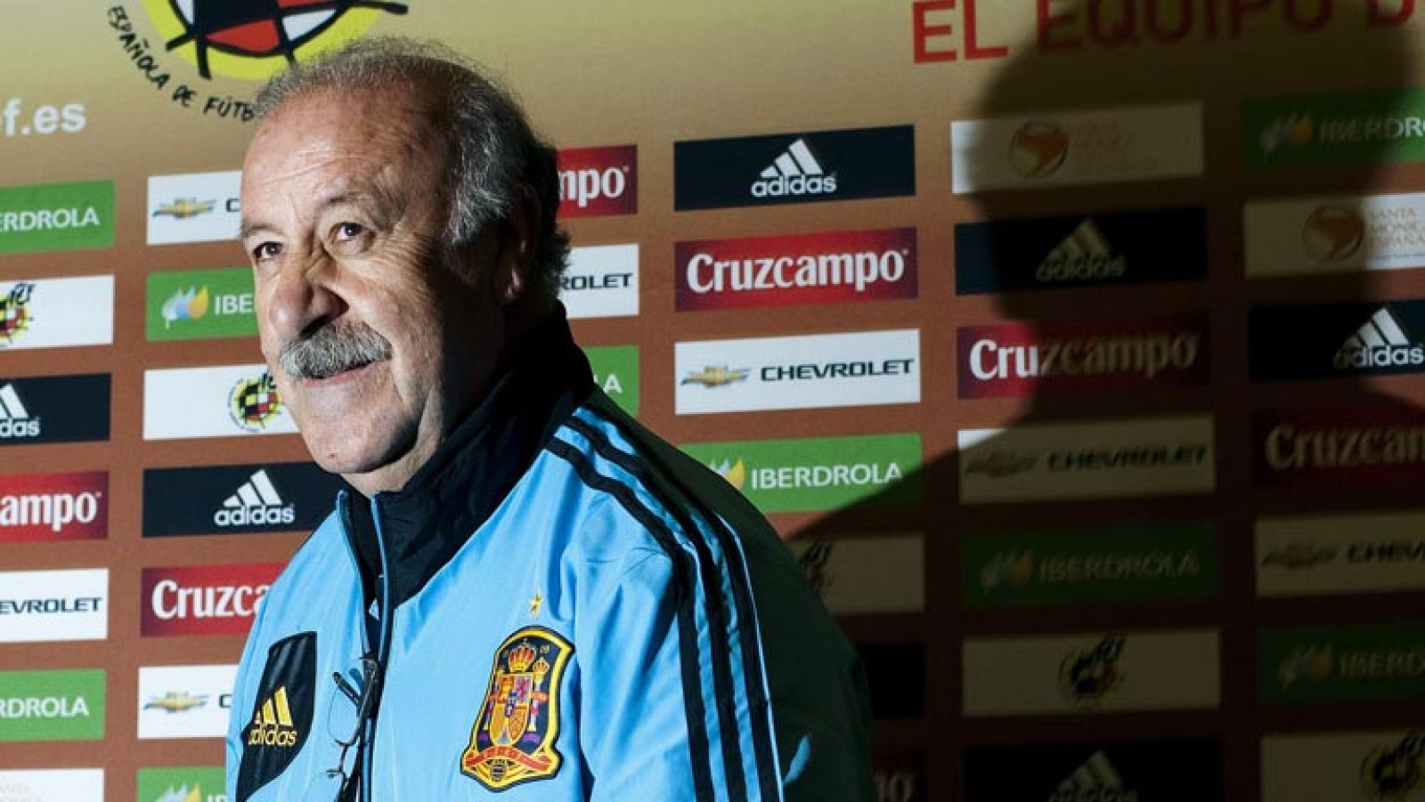 La selección española está ya en Málaga desde este martes para disputar al día siguiente el amistoso ante Venezuela. Único ensayo para el seleccionador español antes de dar la lista de la Eurocopa. Vicente del Bosque ha comparecido en la capital mala