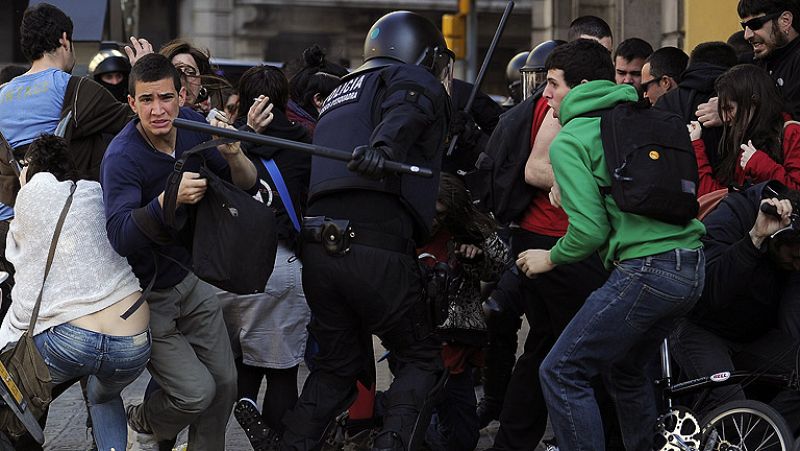 Centenares de estudiantes recorren Madrid en solidaridad con los valencianos