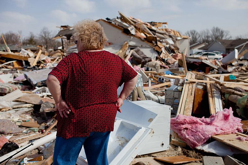 Varios tornados dejan al menos doce muertos en el medio oeste de EE.UU.