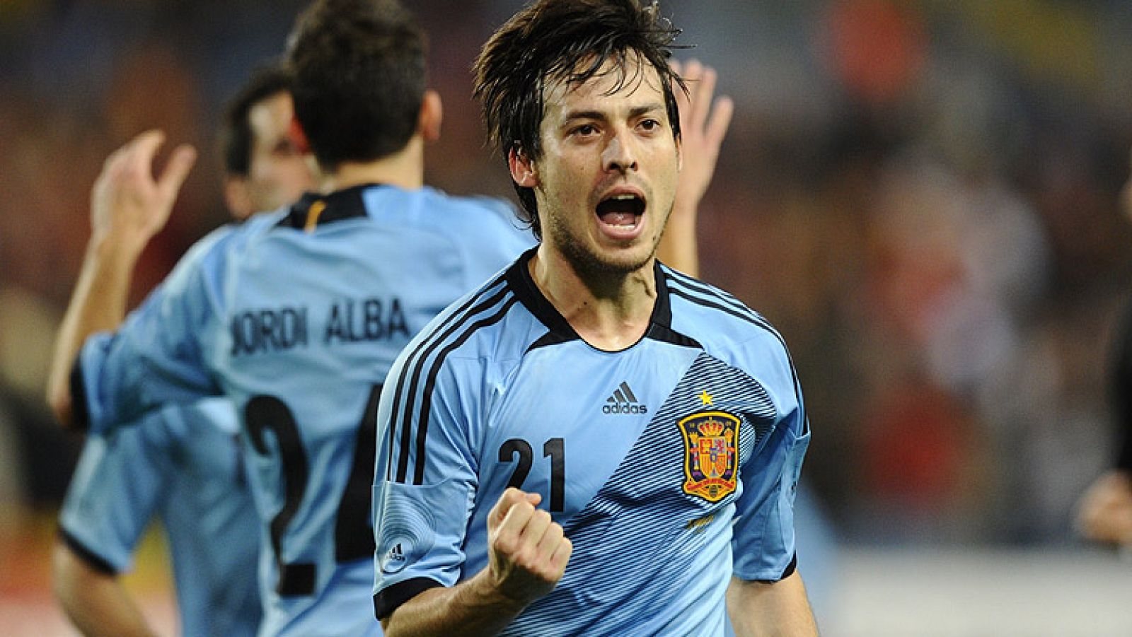 España ha goleado a Venezuela 5-0 con un gran partido de los 'bajtitos', especialmente de Iniesta, David Silva, que lideró a España en la primera mitad, y de Jordi Alba, el 'bajito' que se ha ganado un puesto en la banda inzquierda de la selección en