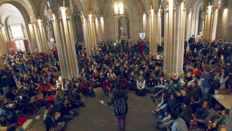 Los estudiantes catalanes mantienen las protestas y causan desperfectos en entidades bancarias