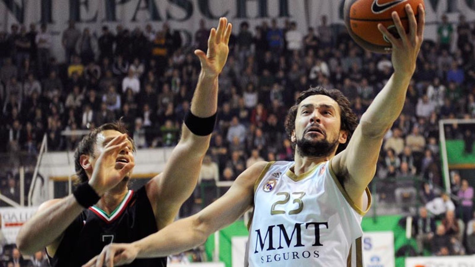 A pesar del trabajado triunfo del Real Madrid en Siena ante el Montepaschi, la victoria del Gescrap Bilbao en Málaga le deja fuera de los cuartos de la Euroliga.