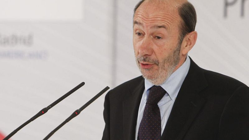 Rubalcaba da a Rajoy la "bienvenida a la racionalidad" al fijar el déficit en el 5,8%