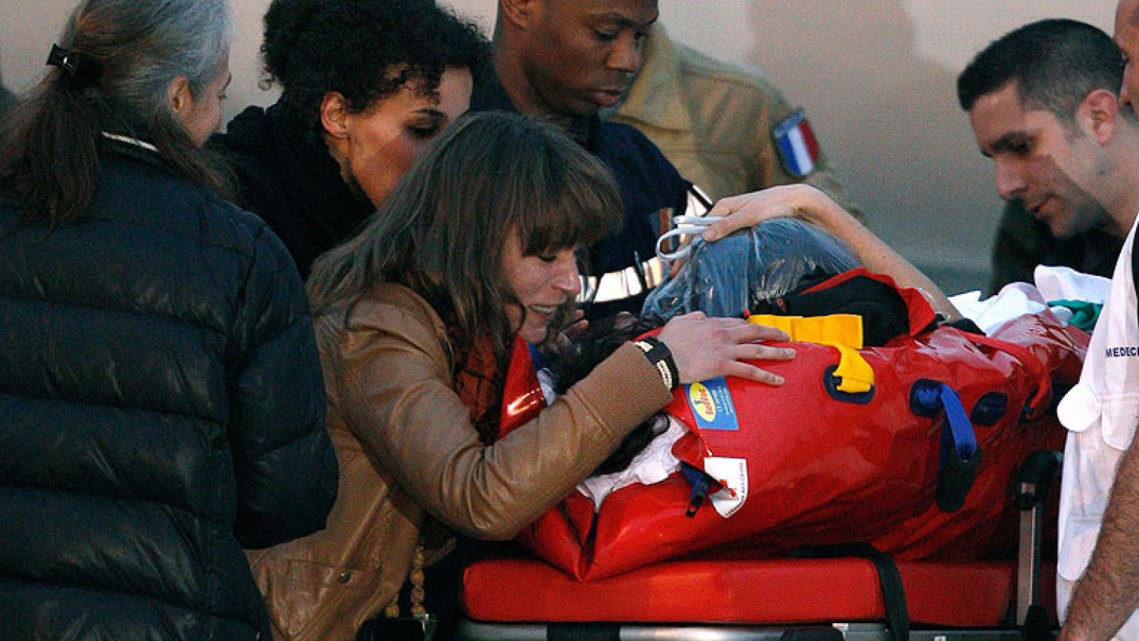 La periodista herida en Siria y el fotografo llegan a Francia | Ver