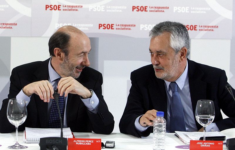 Griñán quiere seguir al frente del PSOE andaluz aunque pierda, "como Rubalcaba"