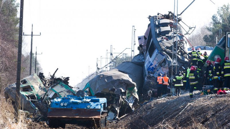 Al menos 16 muertos y 58 heridos en una colisión de trenes en Polonia