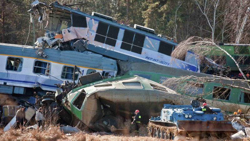 Los primeros indicios  apuntan a un error humano como causa de la colisión de trenes en Polonia