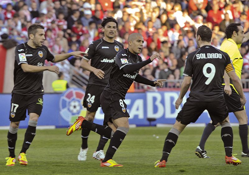 Un gol de Feghouli da los tres puntos al Valencia en Granada (0-1)