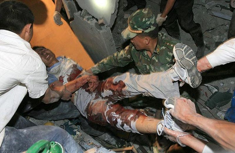 China eleva el número de muertos a 10.000 por el terremoto de Sichuan