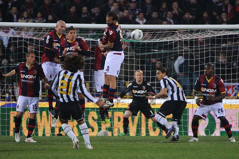 La Juventus firma tablas en Bolonia y deja líder en solitario al Milan