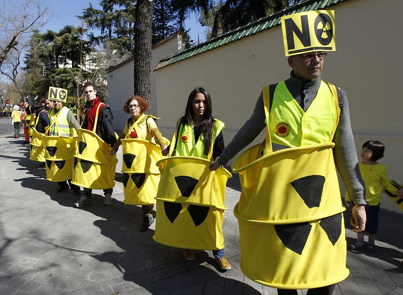 Cadena humana frente a la embajada de Japón para protestar contra la energía nuclear