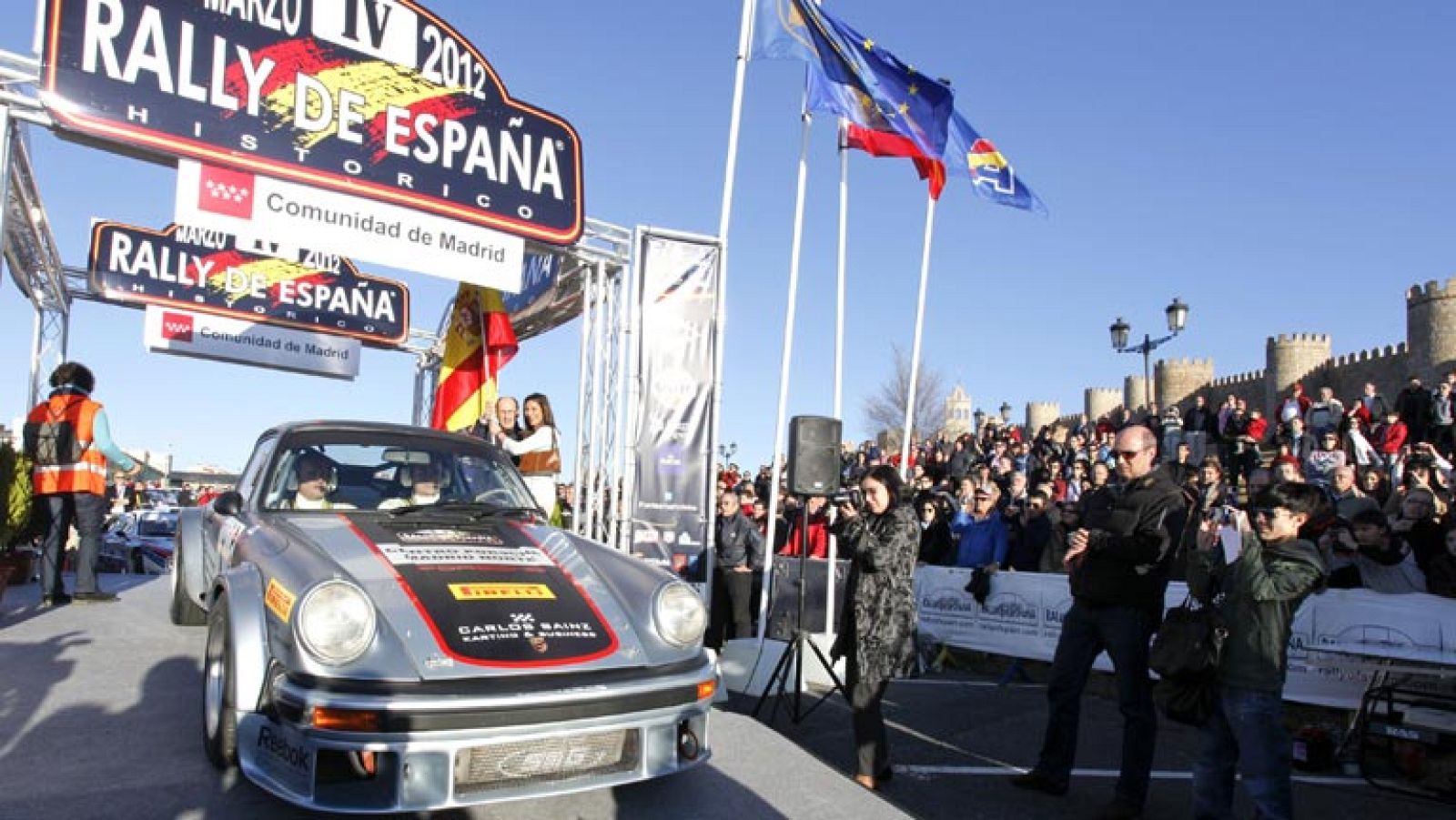 Carlos Sainz y Luis Moya, bicampeones del mundo de rallys en 1990 y 1992 y reunidos de nuevo, esta vez en un Porsche 911, lograron la victoria en el Rally de España de Históricos, que acabó en las murallas de Ávila.