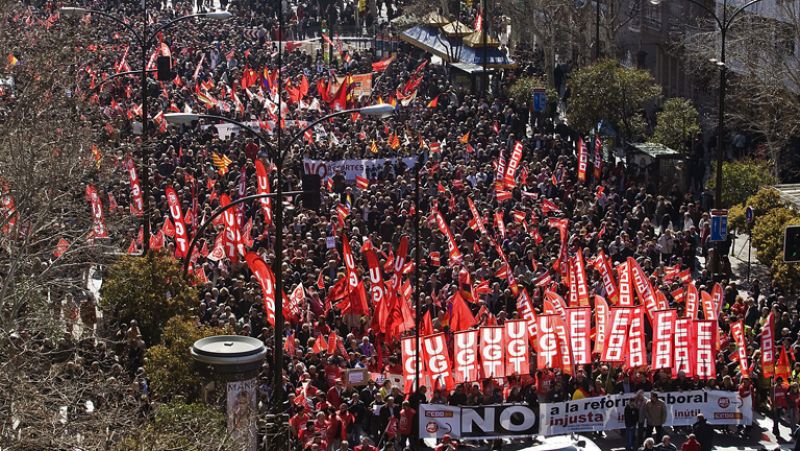 Familias con niños, jóvenes y muchos jubilados marchan contra la "regresión social y laboral"