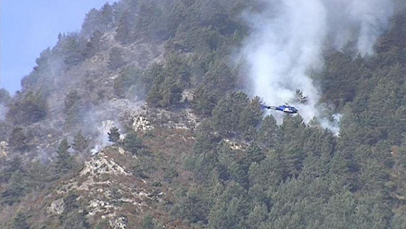 Siguen las labores de extinción del incendio de La Ribagorza (Huesca) aunque está estabilizado
