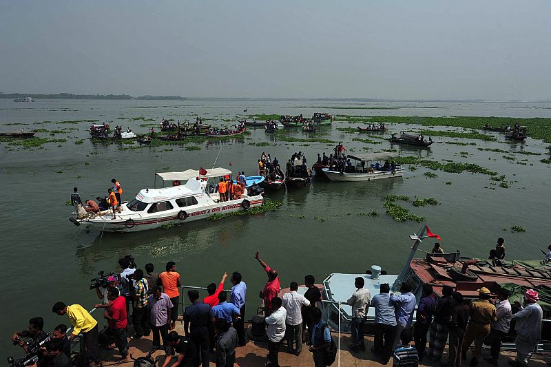 Un centenar de desaparecidos y al menos 26 muertos an hundirse un ferry en Bangladesh