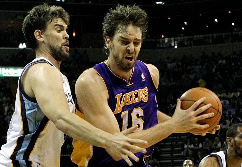 Pau le gana la partida a Marc en la victoria de los Lakers ante los Grizzlies