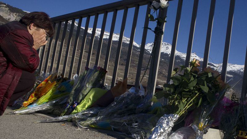 Las familias de las víctimas llegan al lugar del accidente del autobús en Suiza