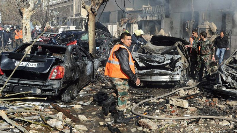 27 civiles y policías muertos y 140 heridos en un doble atentado con coches bombas en Damasco