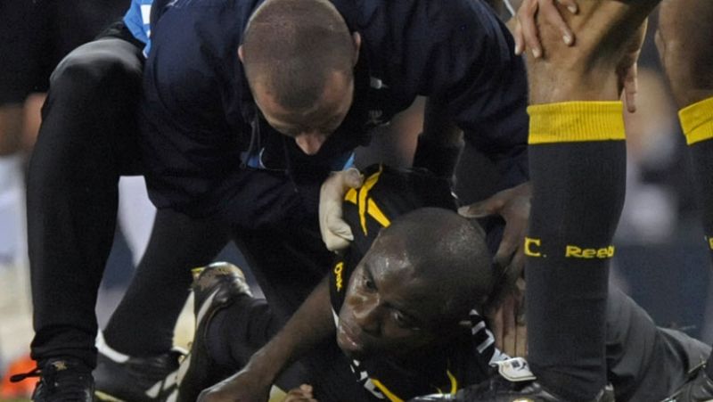 Muamba, en "estado crítico" tras desplomarse durante el Tottenham-Bolton