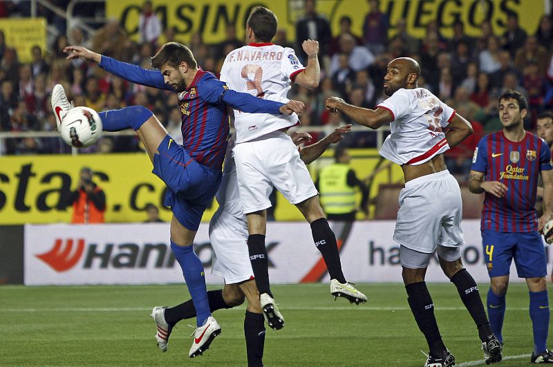 El Barcelona no da la Liga por perdida y se impone al Sevilla a domicilio (0-2)