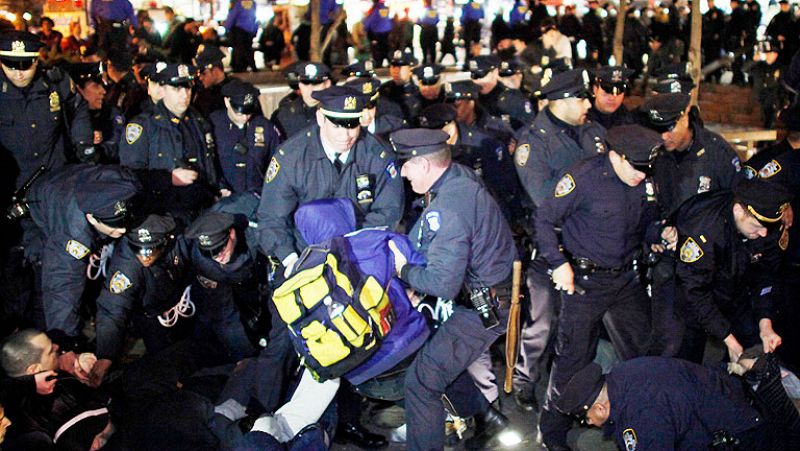 Decenas de arrestos en Nueva York al cumplirse seis meses del movimiento 'Occuppy Wall Street'