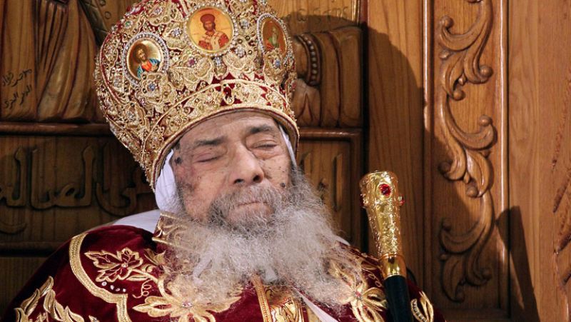 Miles de cristianos conmocionados despiden al papa de la Iglesia copta