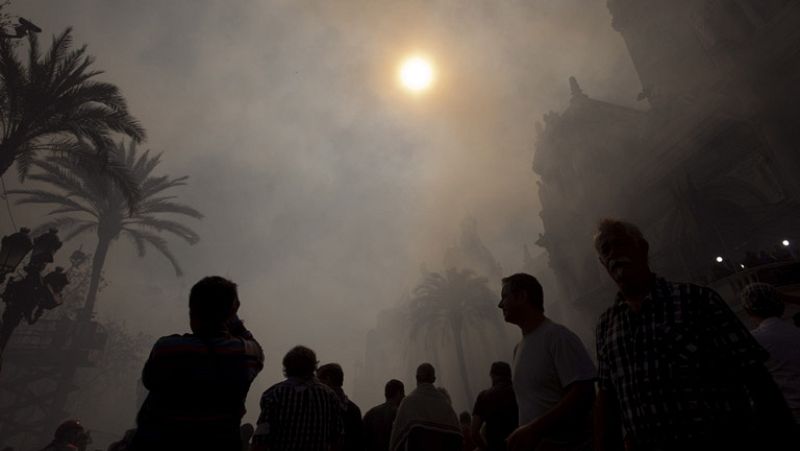 Un millón de turistas llenan Valencia para ver las fallas y la nit del foc