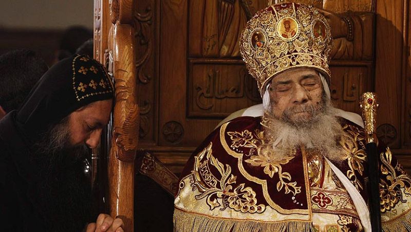 Al menos tres muertos en la multitudinaria despedida del papa copto en El Cairo