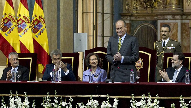 El rey pide "inspiración" en la Pepa para afrontar los "momentos difíciles" que atraviesa el país