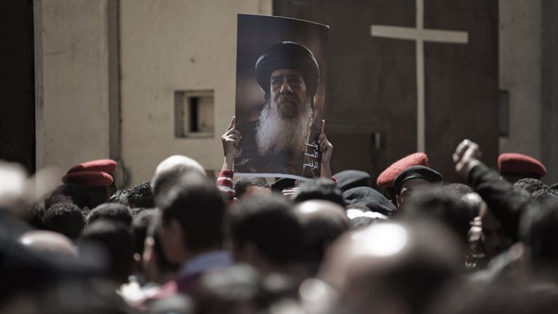 Una treintena de heridos en el funeral por el papa copto Shenuda III en El Cairo