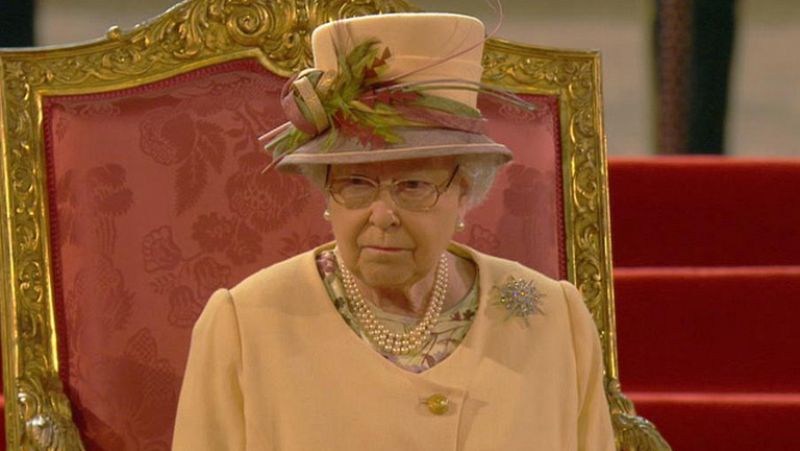 Isabel II renueva su compromiso de "servicio" al Reino Unido en su discurso ante el Parlamento
