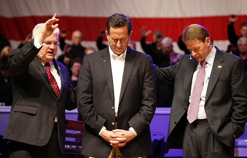 Santorum abraza al Opus Dei frente a Kennedy