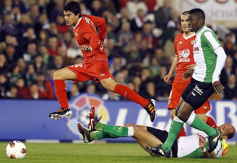 El triunfo del Sevilla en Santander agudiza los problemas del Racing (0-3)