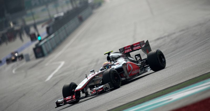 Hamilton vuelve a ser el mejor en los segundos ensayos libres y Alonso, sexto
