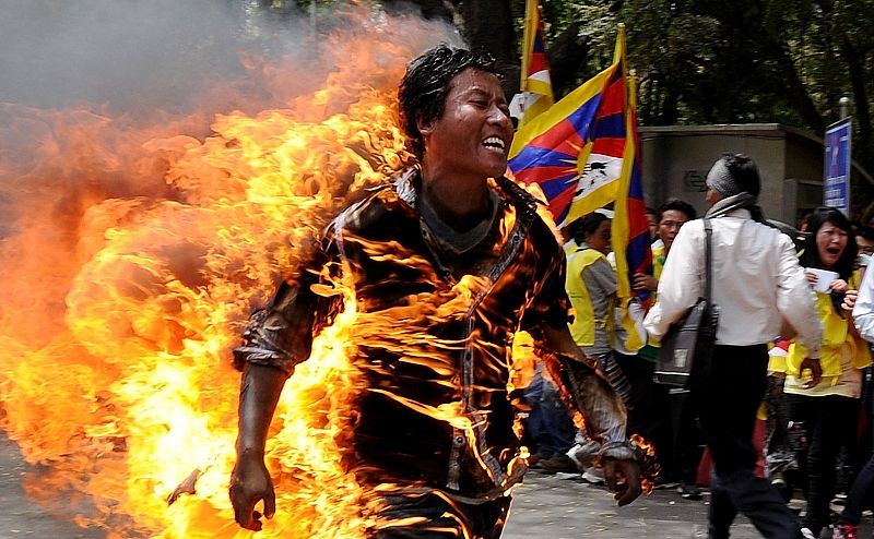 Un activista tibetano se prende fuego para protestar por la visita de Hu Jintao a India