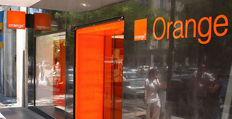 Orange seguirá 'regalando' móviles a sus clientes
