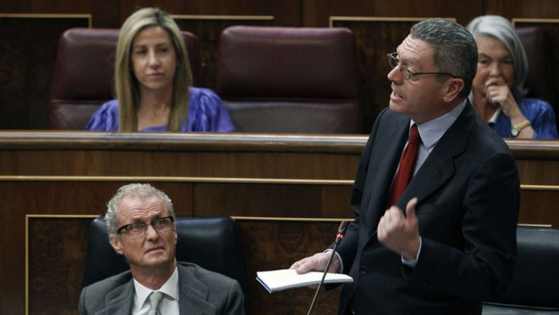 El PSOE a Gallardón: "Un hombre no es más inteligente por ser ministro"