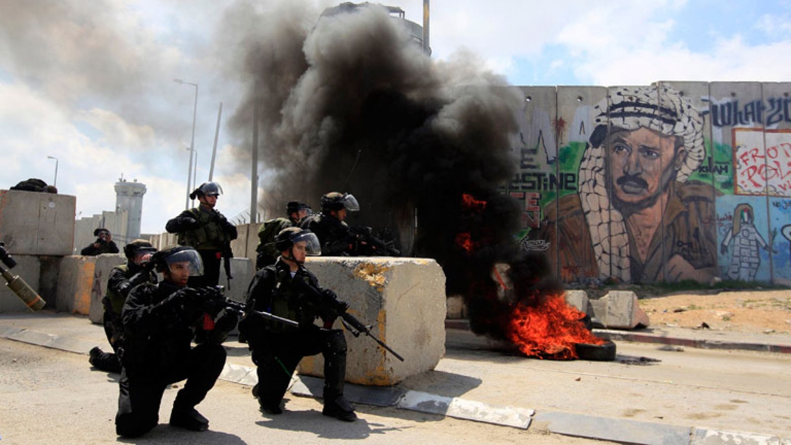Enfrentamientos entre soldados israelíes y manifestantes palestinos en el Día de la Tierra