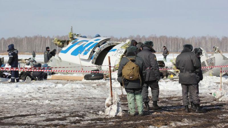 Mueren 31 personas al estrellarse un avión de pasajeros en Siberia