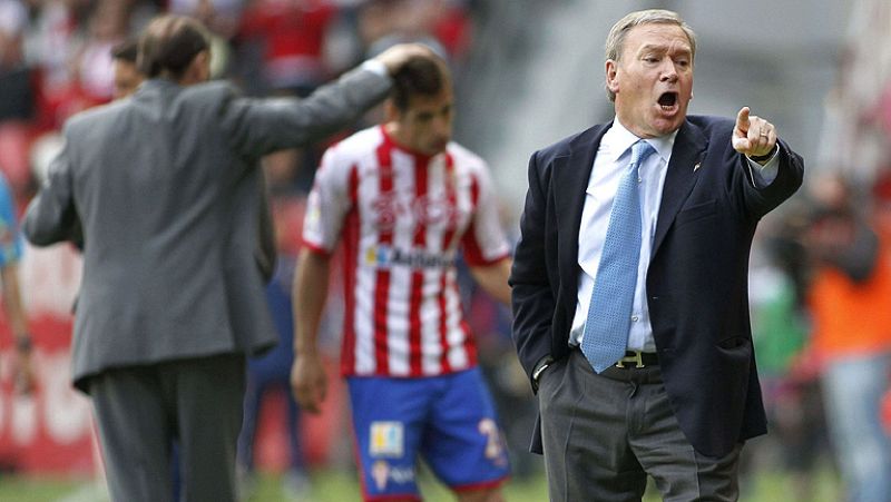 El Sporting, más cerca de Segunda mientras Javier Clemente sigue con sus salidas de tono